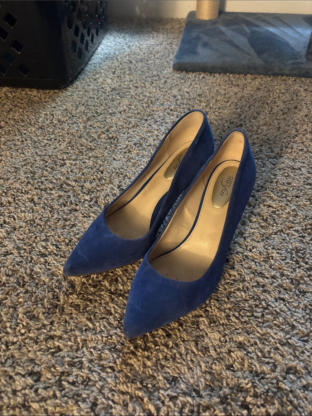 Women's size 6.5 Blue Pointed-Toe Suede Heels